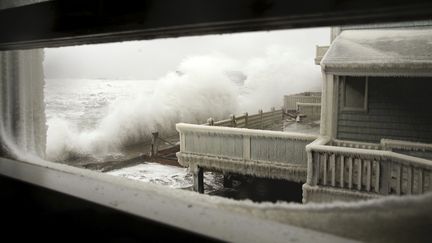 Le 3 janvier 2014, Scituate (Massachusetts). Vagues glaciales s'abattent sur la ville.&nbsp; (DOMINICK REUTER / REUTERS)