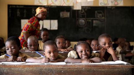 Des élèves dans une classe de primaire au Togo. En 2007, ce pays est le premier pays à avoir interdit les châtiments corporels sur le continent africain.&nbsp; (GODONG / BSIP)