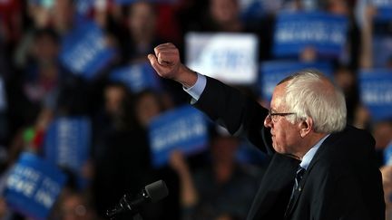 Le candidat Bernie Sanders&nbsp;annonce&nbsp;sa victoire de&nbsp;la primaire démocrate dans le New Hampshire, le 9 février 2016 à Concord (New Hampshire). (SPENCER PLATT / GETTY IMAGES NORTH AMERICA / AFP)