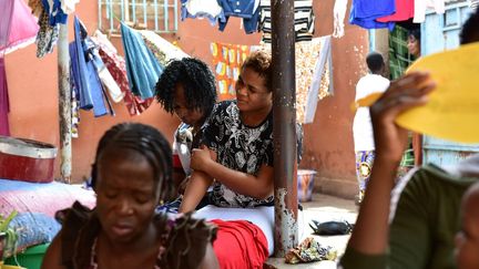 Pascaline Ouedraogo partage sa cellule avec seize autres femmes et trois enfants. Elle tient dans ses bras Alia, 6 mois, yeux cernés par la fièvre et visiblement malade. «Le bébé dort avec moi. Elle pleure la nuit, elle ne dort pas. Elle est née par césarienne, je n'ai pas de lait. Elle a de la fièvre, je n'ai pas de médicaments, puisqu'elle n'est (officiellement) pas détenue», raconte la maman, à qui l'administration ne peut fournir que du paracétamol en cachets, pas adapté aux nourrissons.
 (ISSOUF SANOGO / AFP)