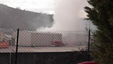 Un incendie à Viviez (Aveyron) a détruit un entrepôt abritant des batteries au lithium. Bien que le feu soit maîtrisé mais pas éteint, les riverains demeurent inquiets des conséquences. (France 2)