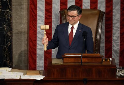 Mike Johnson prononce un discours après avoir été réélu au perchoir de la Chambre des représentants, l'une des chambres du Congrès américain, à Washington D.C. (Etats-Unis), le 3 janvier 2025. (CHIP SOMODEVILLA / GETTY IMAGES / AFP)