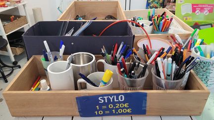 A L'Alternative, une ressourcerie parisienne, la vente de fournitures scolaires à prix très bas, comme ces stylos, a été un véritable succès. (GERAUD BOUVROT / RADIO FRANCE)