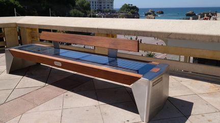 Un banc photovoltaïque installé à Biarritz (Pyrénées-Atlantiques), le 16 août 2019. (GUILLAUME BARUCQ / FRANCEINFO)