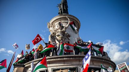 Des manifestants sur la place de la République, à Paris, en soutien aux Palestiniens, le 22 octobre 2023. (IBRAHIM EZZAT / ANADOLU / AFP)