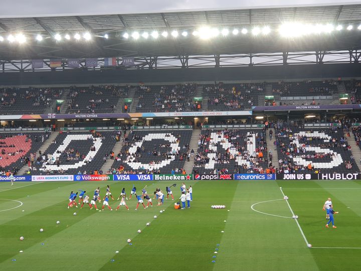 Les Françaises à l'échauffement sur la pelouse du Stadium MK, à Milton Keynes (Royaume-Uni), le 27 juillet 2022. (MAYLICE LAVOREL / FRANCEINFO : SPORT)