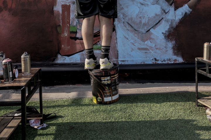 Écrivain et décorateur de baskets Rasik "Mr.ëksê" Green travaille sur sa dernière création à Maboneng, Johannesburg, le 11 février 2021 (LUCA SOLA / AFP)