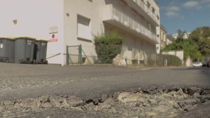 Sécurité routière : des voitures intelligentes traquent les nids-de-poule sur la route (France 2)