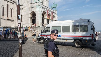 La police&nbsp;patrouille aux abords du Sacré-Cœur, à Paris, le 26 août 2016. (MAXPPP)