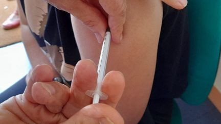 Injection d'une dose de vaccin contre le Covid-19. Photo d'illustration. (ERIC BOUVET / RADIO FRANCE)