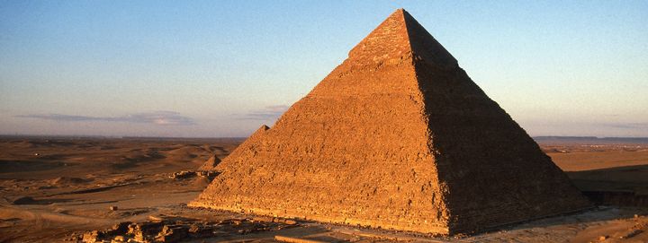 Vue aérienne de la pyramide de Gizeh, aussi appelée pyramide de Khéops, en Egypte. (ANTOINE LORGNIER / ONLY WORLD / AFP)