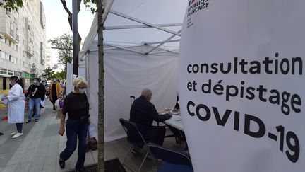 Un centre de depistage du coronavirus&nbsp;mobile installé dans le quartier des Agnettes à Gennevilliers (Hauts-de-Seine), le 27 mai 2020. (VALENTIN DUNATE / RADIO FRANCE)