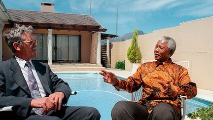 geôlier mais aussi cuisinier personnel, Mandela retourne le 29 Octobre 1996 dans son dernier lieu de détention, la prison Victor Verster. 
 
Mandela séjourne dans cette cage dorée avec la télévision, une chambre confortable et une piscine, de décembre 1988 à février 1990.
 
Il peut y poursuivre des tractations avec le gouvernement de l’apartheid avec qui, il négocie la fin du régime et la légalisation de l'ANC. (AFP/ANNA ZIEMINSKI)