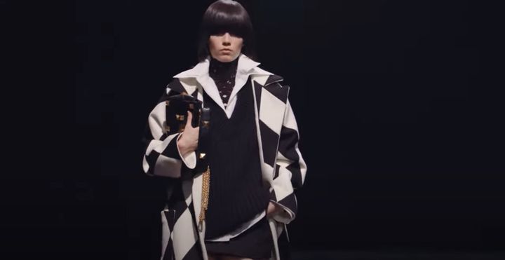 Valentino automne-hiver 2021-22&nbsp;au&nbsp;Teatro&nbsp;Piccolo de Milan lors de&nbsp;la Fashion Week de Milan, le 1er mars 2021 (Capture d'écran de la vidéo Valentino)