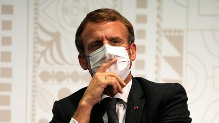 Emmanuel Macron lors d'une cérémonie au musée du Quai Branly à Paris, le 27 octobre 2021. (MICHEL EULER / POOL / AFP)