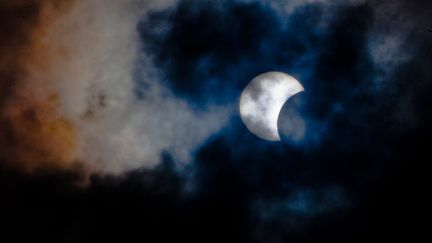 Une &eacute;clipse partielle de Soleil, vue de l'&icirc;le de Tenerife, aux&nbsp;Canaries (Espagne), le 3 novembre 2013. (DESIREE MARTIN / AFP)