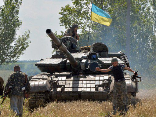 Un char ukrainien à un check-point de l'armée régulière, à moins de 50 kilomètres de Donetsk. (GENYA SAVILOV / AFP)