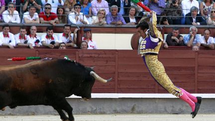 Le matador espagnol David Fandila "El Fandi" lors de la fiesta de San Isidro &agrave; Madrid (Espagne), le 29 mai 2012. (MANUEL H. DE LEON / EPA / MAXPPP)