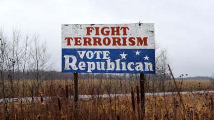 Parfois, le nom du candidat importe peu. "Luttez contre le terrorisme, votez Républicain", clame cette pancarte repérée dans une ferme du Wisconsin, le 6 novembre 2018. (NICK OXFORD / REUTERS)