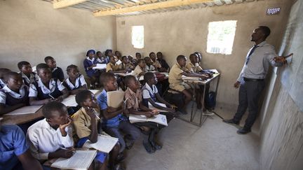 Enseignant dans sa classe&nbsp;de Harare, au Zimbabwe, le 27 janvier 2020. Les autorités menacent les enseignants en grève d'une suspension de salaire de trois mois.&nbsp; (WILFRED KAJESE / ANADOLU AGENCY)