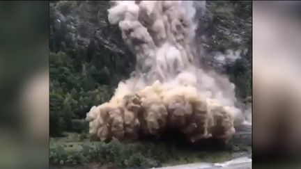 Un éboulement spectaculaire s'est tenu à Saint-André (Savoie). La circulation ferroviaire entre la France et l'Italie a été interrompue, tandis qu’une partie de l’A43, côté français, est fermée. (Franceinfo)