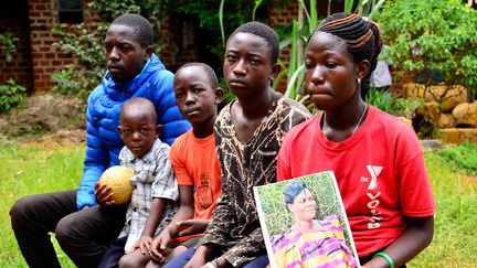 Les quatres enfants et le mari de la défunte,&nbsp;Scovia Nakawooya, décédée en se rendant à pied à l'hôpital pour accoucher à Kampala en Ouganda. (STRINGER /REUTERS)