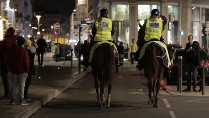 Un important dispositif policier et militaire a été déployé pour encadrer les rassemblements dans le centre-ville, où les voitures étaient interdites de circulation. (MAXPPP)