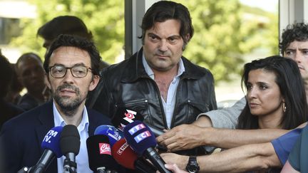 Samuel Esteve, Randall Schwerdorffer and Ornella Spatafora, les avocats de Jonathann Daval, lors d'une conférence de presse à Besançon (Doubs), le 17 juin 2019.&nbsp; (SEBASTIEN BOZON / AFP)