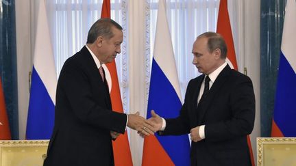 Le président turc, Recep Tayyip Erdogan, accueilli par son homologue russe, Vladimir Poutine, à Saint-Pétersbourg, le 9 août 2016. (ALEXANDER NEMENOV / AFP)