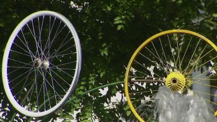 La 10e étape du Tour de France, mardi 11 juillet, reliera Vulcania à Issoire, dans le Puy-de-Dôme. Pour l'occasion, la commune d'Issoire s'est mise aux couleurs de la Grande Boucle afin d'accueillir les cyclistes à leur arrivée. (France 2)