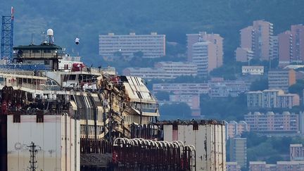 Le "Costa Concordia" lors de son arriv&eacute;e au port de G&ecirc;nes (Italie), dimanche 27 juillet 2014. (GIUSEPPE CACACE / AFP)