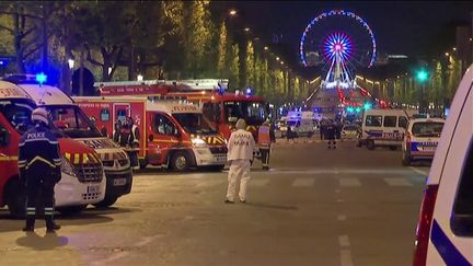 L'avenue des&nbsp;Champs-Elysées à Paris, après l'agression de plusieurs policiers, le 20 avril 2017. (FRANCEINFO)