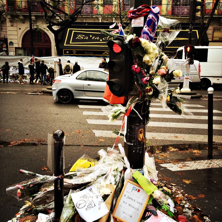 Devant le Bataclan. (VINCENT DANIEL / FRANCETV INFO)