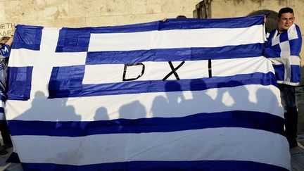 Oxi (non) sur le drapeau grec. Des partisans du «non» au référendum sur le projet d'accord avec la Grèce sur la dette, le 29 juin 2015 à Athènes. (CITIZENSIDE/AGGELIKI KORONAIOU / CITIZENSIDE.COM)