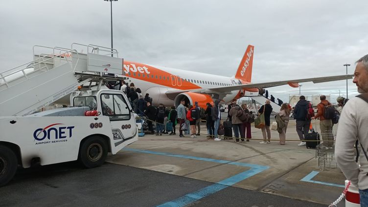 Easyjet passenger boarding on the tarmac at Toulouse-Blagnac airport plane - ILLUSTRATION PHOTO (RADIOFRANCE - Bénédicte Dupont)