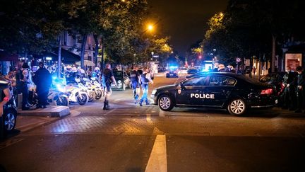 Des policiers devant le Bataclan, à Paris, le 26 juin 2020. (SAMUEL BOIVIN / NURPHOTO / AFP)