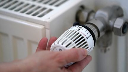 Un thermostat de chauffage est réglé (photo d'illustration),&nbsp; 09 mars 2022.&nbsp; (MARCUS BRANDT / DPA / AFP)