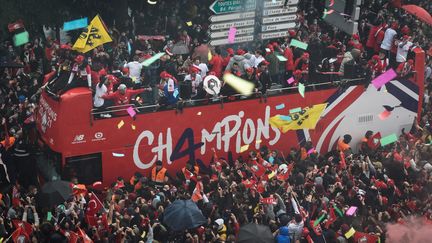 Le bus des joueurs du LOSC parade dans les rues lilloises pour célébrer le titre de champion de France de Ligue 1, lundi 24 mai. (FRANCOIS LO PRESTI / AFP)