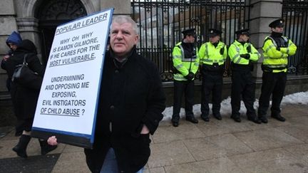 Un manifestant dénonce les mesures d'austérité en cours d'adoption devant le Parlement irlandais, le 7 décembre 2010. (AFP - Peter Muhly)