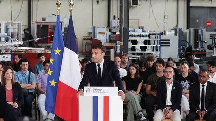 Emmanuel Macron présente la réforme du lycée professionnel dans un établissement de Saintes (Charente-Maritime), le 4 mai 2023. (THIBAUD MORITZ / AFP)