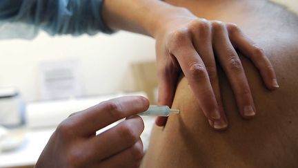 Une personne se fait vacciner contre la grippe, &agrave; S&egrave;te (H&eacute;rault), le 12 novembre 2009. (DAMOURETTE / SIPA)