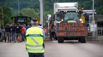 Des &eacute;leveurs bloquent l'A 36 entre Sochaux et Besan&ccedil;on, le 23 juillet 2015. (SEBASTIEN BOZON / AFP)