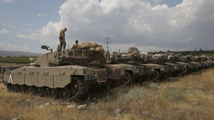 Ds soldats israéliens prennent position sur le plateau du Golan, le 9 mai 2018. (JALAA MAREY / AFP)