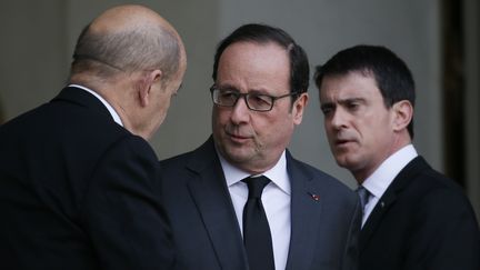 Fran&ccedil;ois Hollande accueille Jean-Yves Le Drian et Manuel Valls, le 22 mars 2016, &agrave; l'Elys&eacute;e. (GONZALO FUENTES / REUTERS)