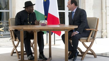 Fran&ccedil;ois Hollande et Goodluck Jonathan, pr&eacute;sident du Nig&eacute;ria, lors du sommet de s&eacute;curit&eacute; africaine. Palais de l'Elys&eacute;e (Paris); le 17 mai 2014. (ALAIN JOCARD / POOL/AFP)