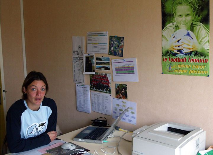 Corinne Diacre dans son bureau de la Ligue de football régional à Angoulême (Charente), le 29 novembre 2002. (DERRICK CEYRAC / AFP)