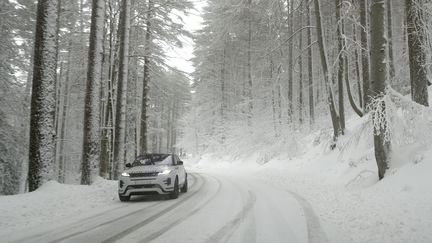 Un automobiliste sur une route enneigée de Corse-du-Nord, en avril 2022. (PASCAL POCHARD-CASABIANCA / AFP)