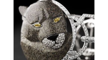 Tête de tigre en platine, matière fossile sculptée, yeux en diamant jaune, truffe en onyx chez Cartier
 (DR)