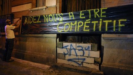 Un membre des Jeunes Agriculteurs installe une banni&egrave;re sur le si&egrave;ge des R&eacute;publicains, jeudi 20 ao&ucirc;t 2015 &agrave; Toulouse (Haute-Garonne). (REMI GABALDA / AFP)