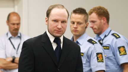 L'extr&eacute;miste norv&eacute;gien Anders Breivik, jug&eacute; pour le meurtre de 77 personnes en juillet 2011, arrive &agrave; son proc&egrave;s &agrave; Oslo (Norv&egrave;ge), le 11 juin 2012. (ASERUD LISE / AFP)